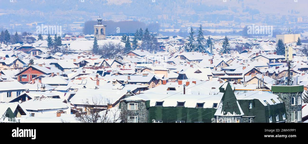Case con tetti di neve panorama nella località sciistica bulgara Bansko Foto Stock