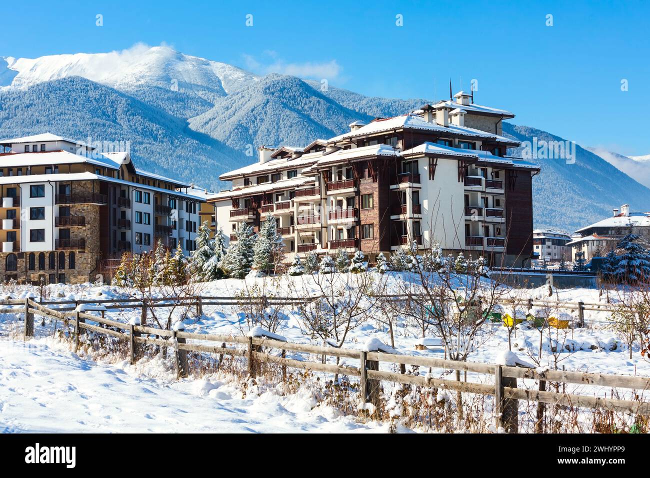 Case e montagne di neve panorama nella stazione sciistica bulgara Bansko Foto Stock