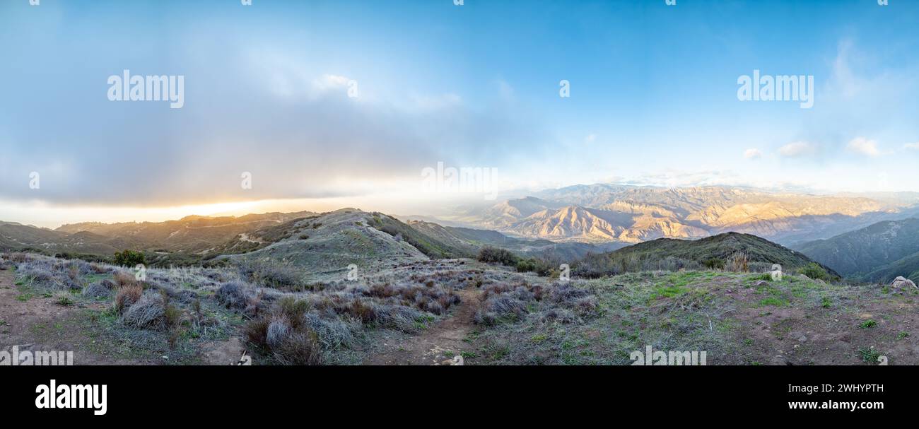 Whispy Fog, Sunset, Santa Barbara Mountains, Chaparral, Yucca, paesaggio, sognante, colori, atmosfera, Foggy, catena montuosa, eterea, panoramica Foto Stock