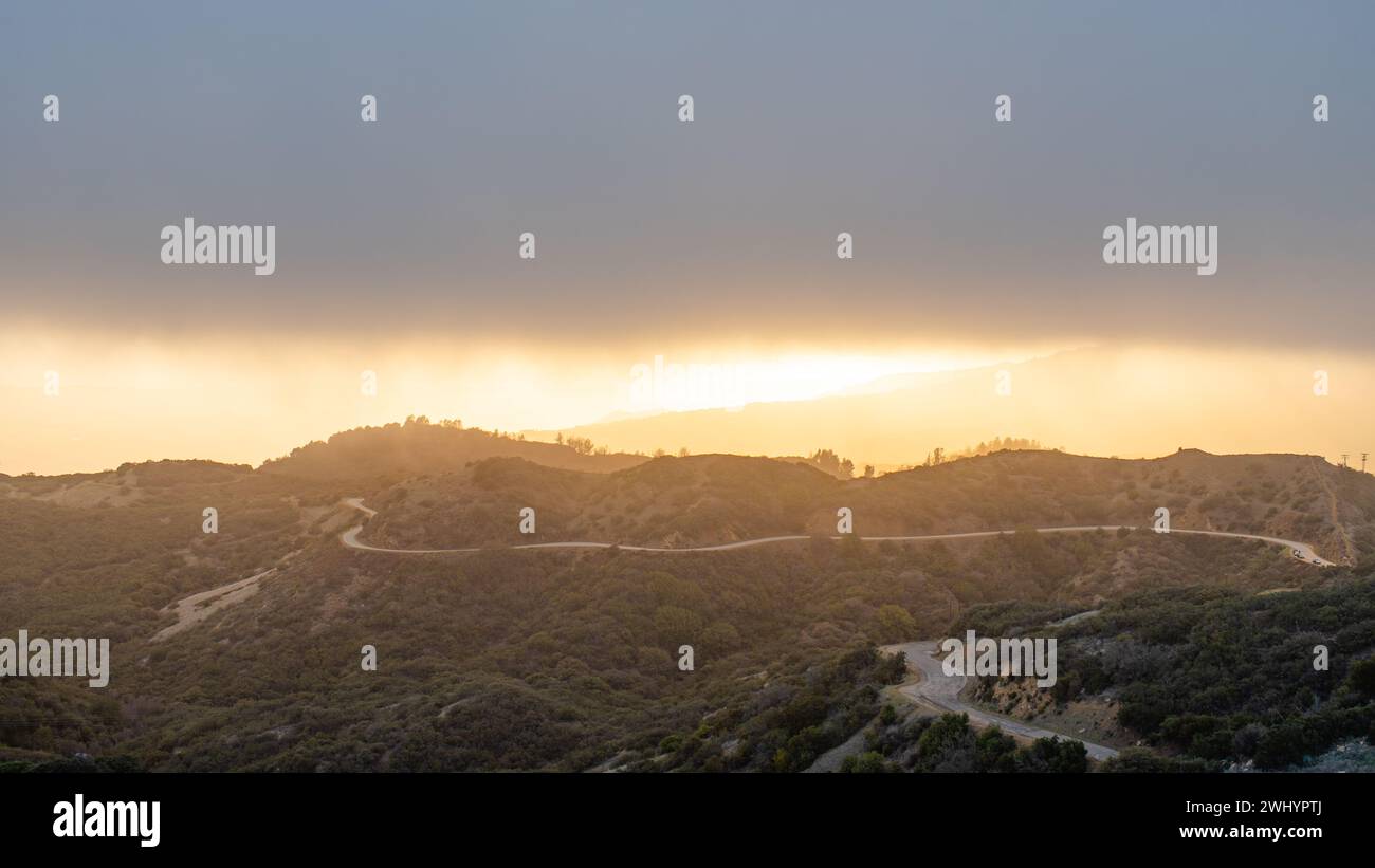 Whispy Fog, Sunset, Santa Barbara Mountains, Chaparral, Yucca, paesaggio, sognante, colori, atmosfera, Foggy, catena montuosa, eterea, panoramica Foto Stock