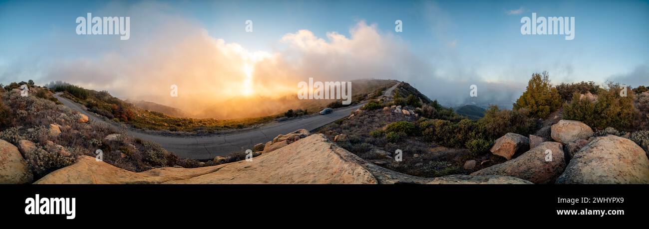 Whispy Fog, Sunset, Santa Barbara Mountains, Chaparral, Yucca, paesaggio, sognante, colori, atmosfera, Foggy, catena montuosa, eterea, panoramica Foto Stock