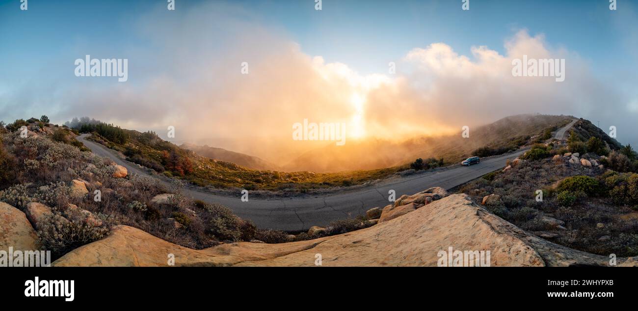 Whispy Fog, Sunset, Santa Barbara Mountains, Chaparral, Yucca, paesaggio, sognante, colori, atmosfera, Foggy, catena montuosa, eterea, panoramica Foto Stock