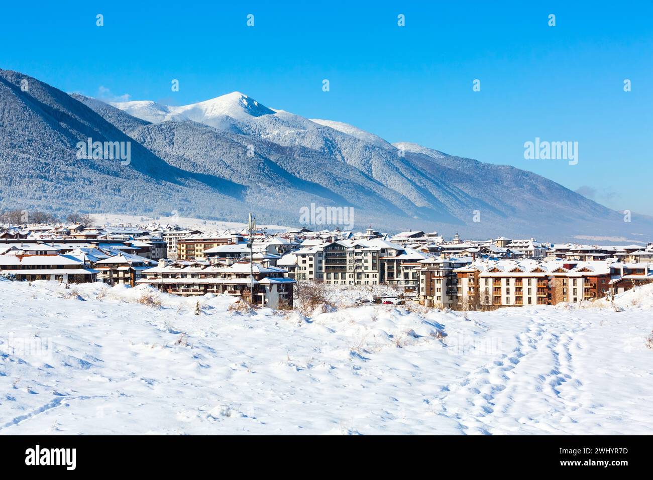 Case e montagne di neve panorama a Bansko, Bulgaria Foto Stock