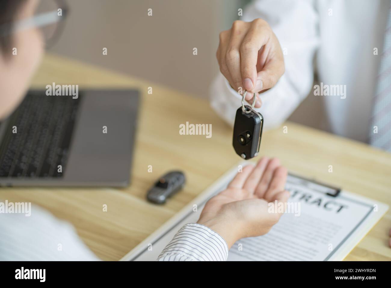 Agente assicurativo del registro delle perdite che ispeziona la vettura danneggiata. Il responsabile delle vendite fornisce un documento del modulo di richiesta di consulenza che prende in considerazione il morgag Foto Stock