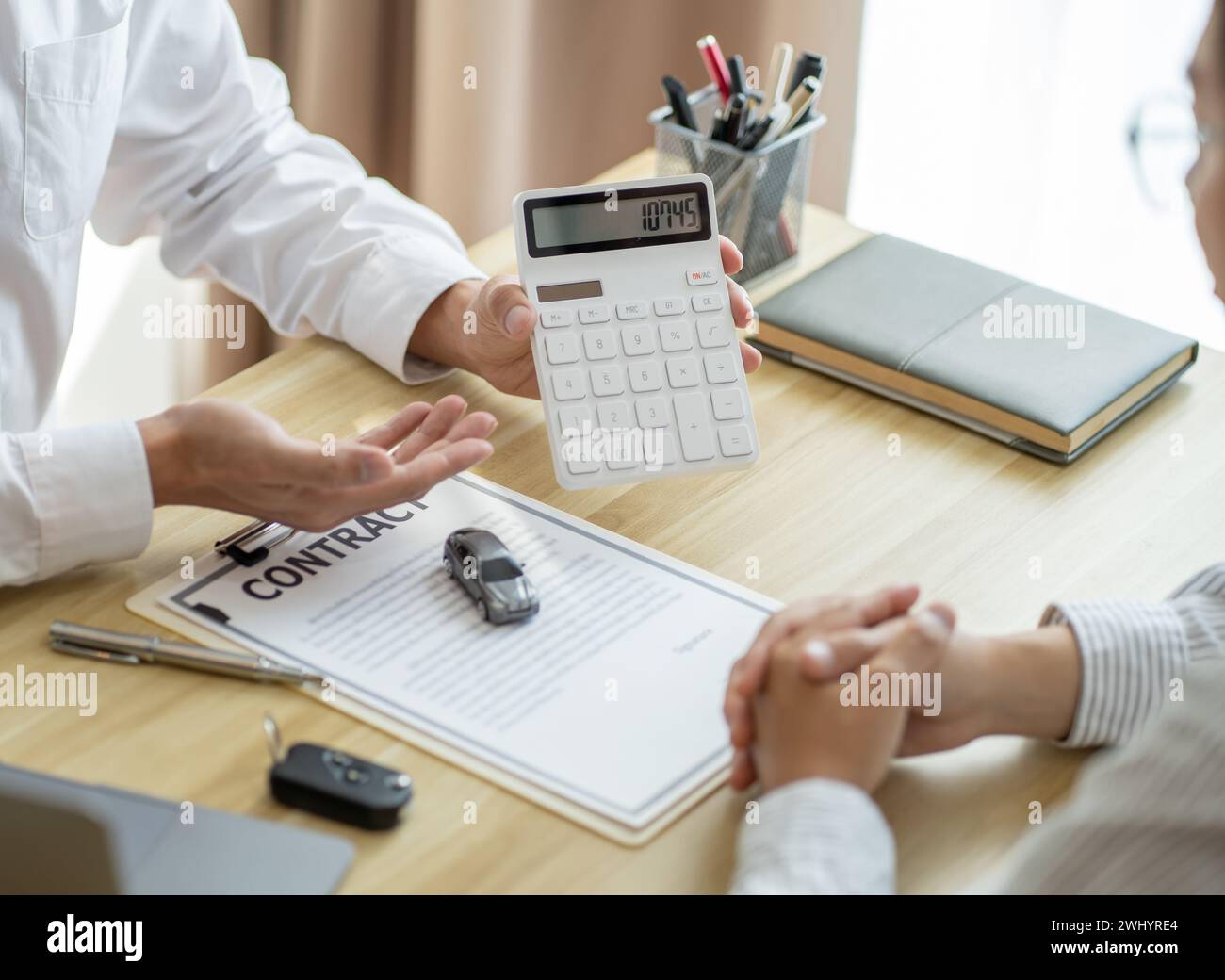 Agente assicurativo del registro delle perdite che ispeziona la vettura danneggiata. Il responsabile delle vendite fornisce un documento del modulo di richiesta di consulenza che prende in considerazione il morgag Foto Stock