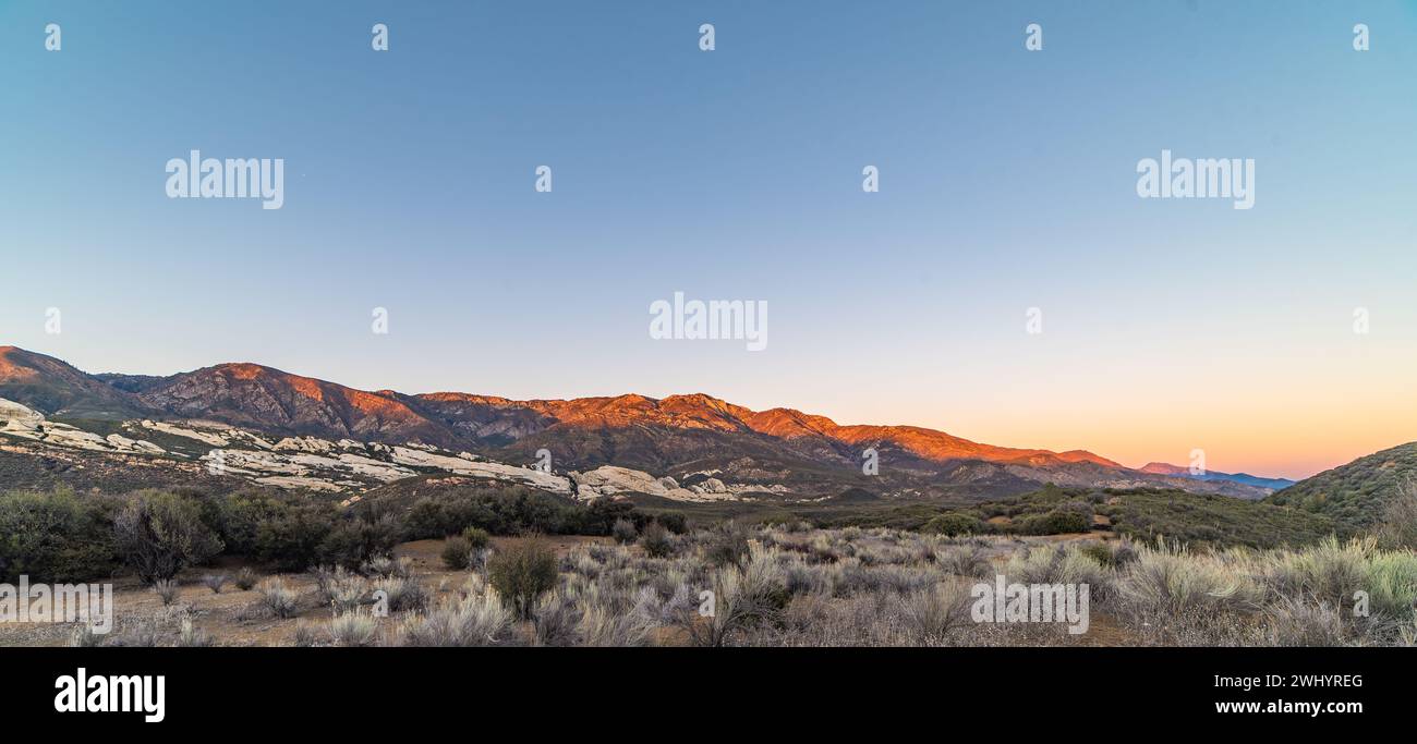 Sespe Wilderness, Ojai California, tramonto panoramico, vista montagna, formazione rocciosa Piedra Blanca, California Backcountry Foto Stock