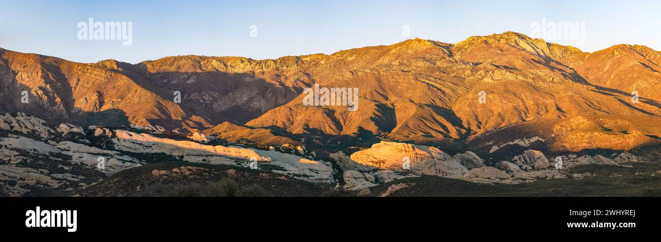 Sespe Wilderness, Ojai California, tramonto panoramico, vista montagna, formazione rocciosa Piedra Blanca, California Backcountry Foto Stock