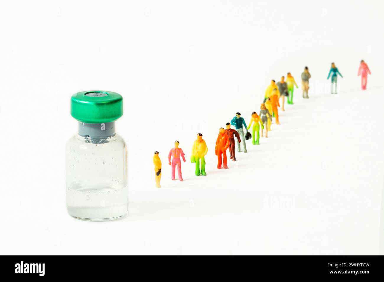 Folla di persone colorate, figure umane in attesa di vaccinazione di massa, immunizzazione di massa Foto Stock