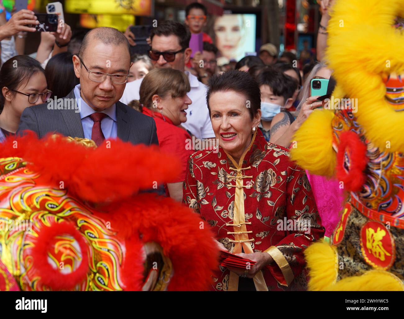 Sydney, Australia. 10 febbraio 2024. Il sindaco di Sydney Clover Moore (R, front) distribuisce pacchetti rossi per celebrare il Capodanno lunare cinese a Chinatown di Sydney, Australia, 10 febbraio 2024. PER ANDARE CON "Feature: Abbracciare le usanze del Capodanno cinese, le tradizioni al Sydney Lunar Festival dell'Australia" crediti: Wang Qi/Xinhua/Alamy Live News Foto Stock