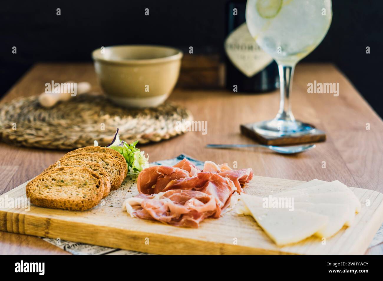 Un assortimento di carni, pane e bevande su un tavolo, aperitivo italiano Foto Stock