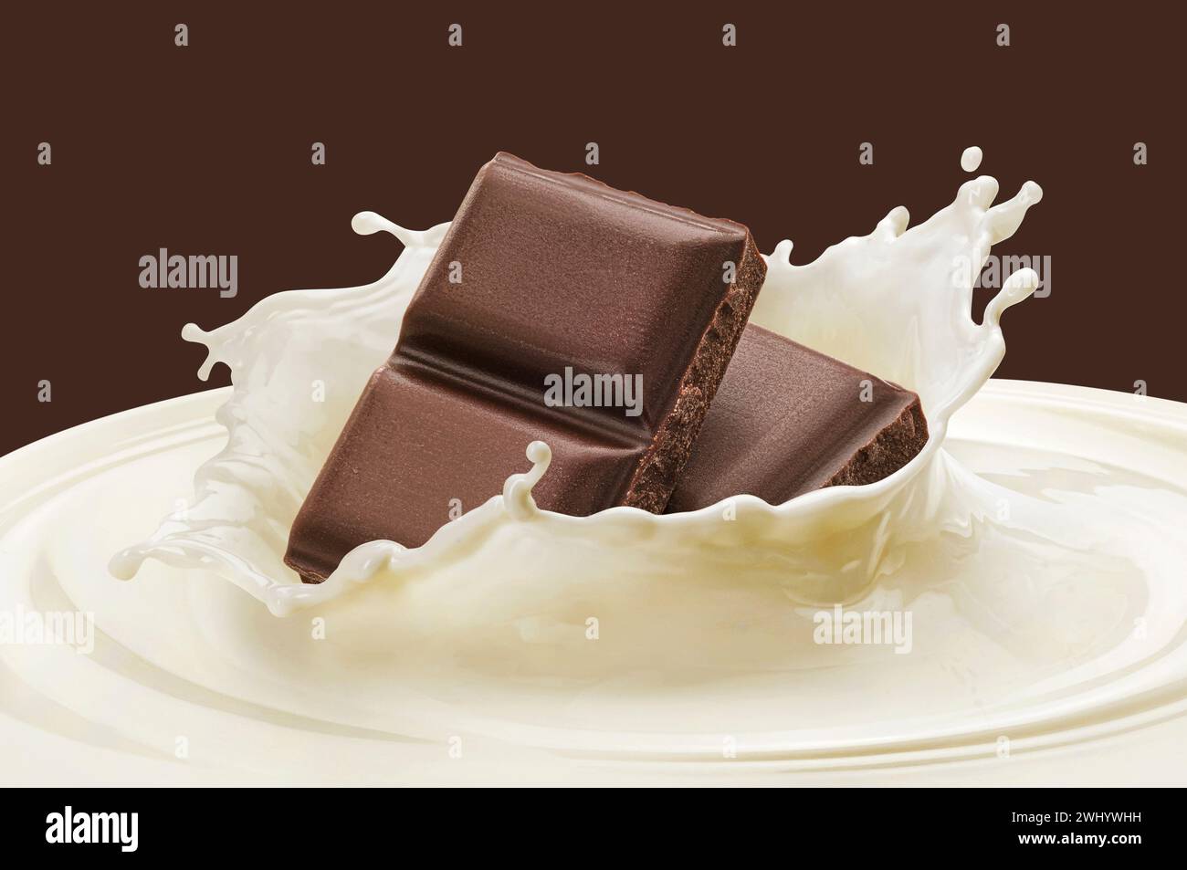 Caduta di barrette di cioccolato in schizzi di latte con spazio per la copia Foto Stock