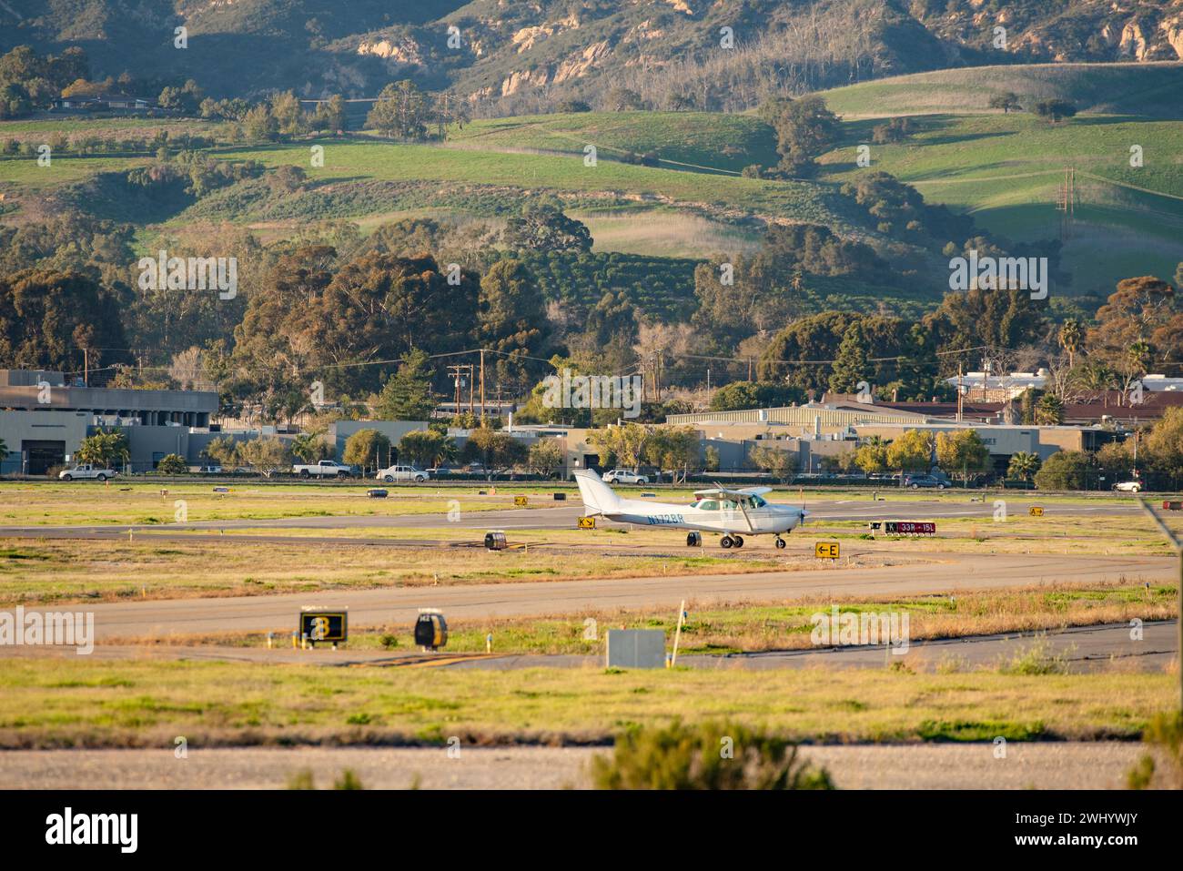 Cessna, Small Plane, aeroporto di Santa Barbara, pista, rullaggio, aerei personali, aviazione, aviazione generale Foto Stock
