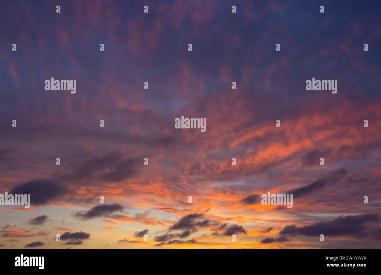 Splendido cielo arancione al tramonto con nuvole scure. Foto Stock