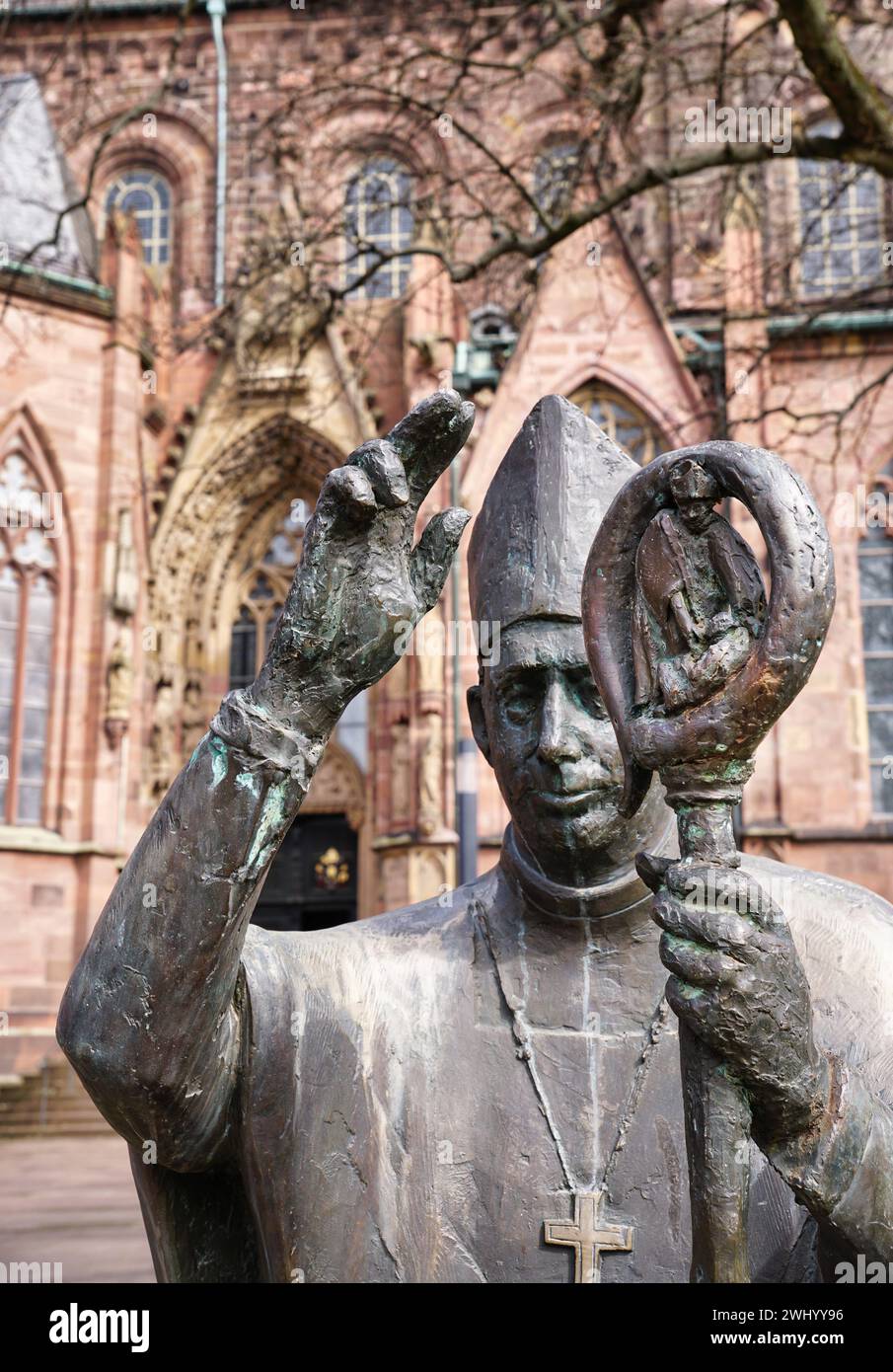 St La cattedrale di Peter a Worms con il vescovo Burchard davanti al portale sud Foto Stock