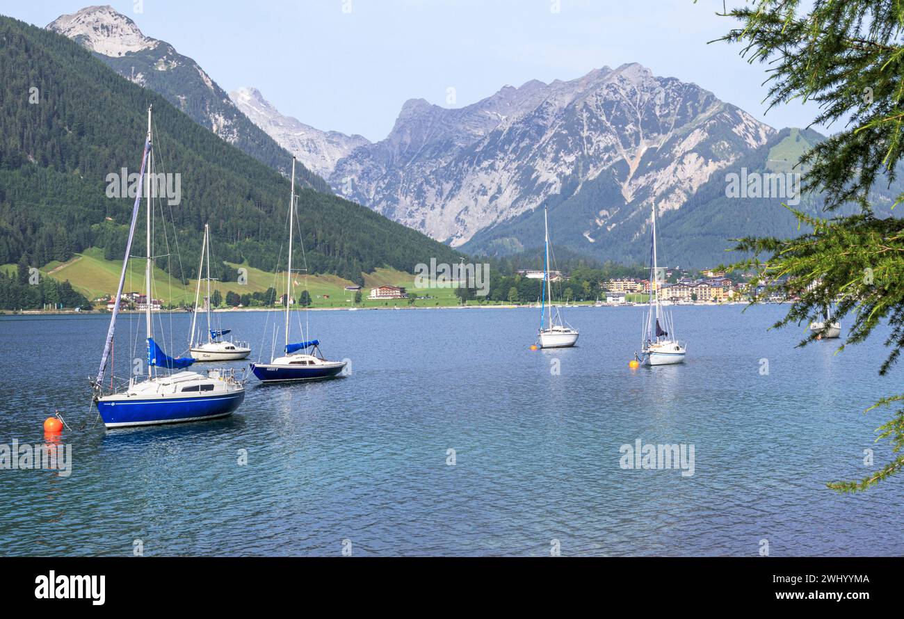 Barche ancorate sul lago Achensee in Tirolo, Austria Foto Stock