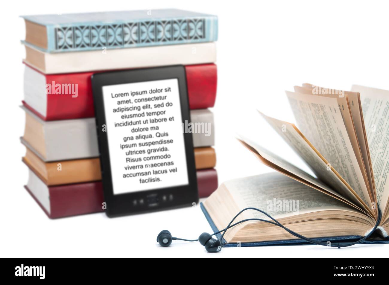 Libri cartacei tradizionali, e-book e cuffie isolate su sfondo bianco. Concetto di un modo alternativo di leggere i libri. Foto Stock