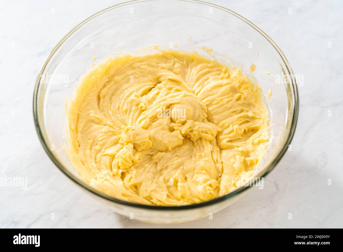 Torta al mirtillo al limone con polvere di zucchero Foto Stock