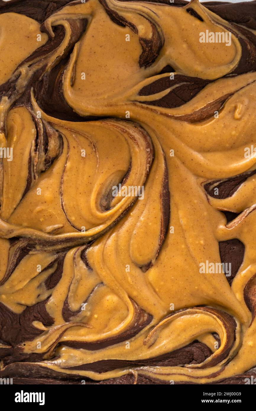 Fondente di cioccolato con vortice di burro di arachidi Foto Stock