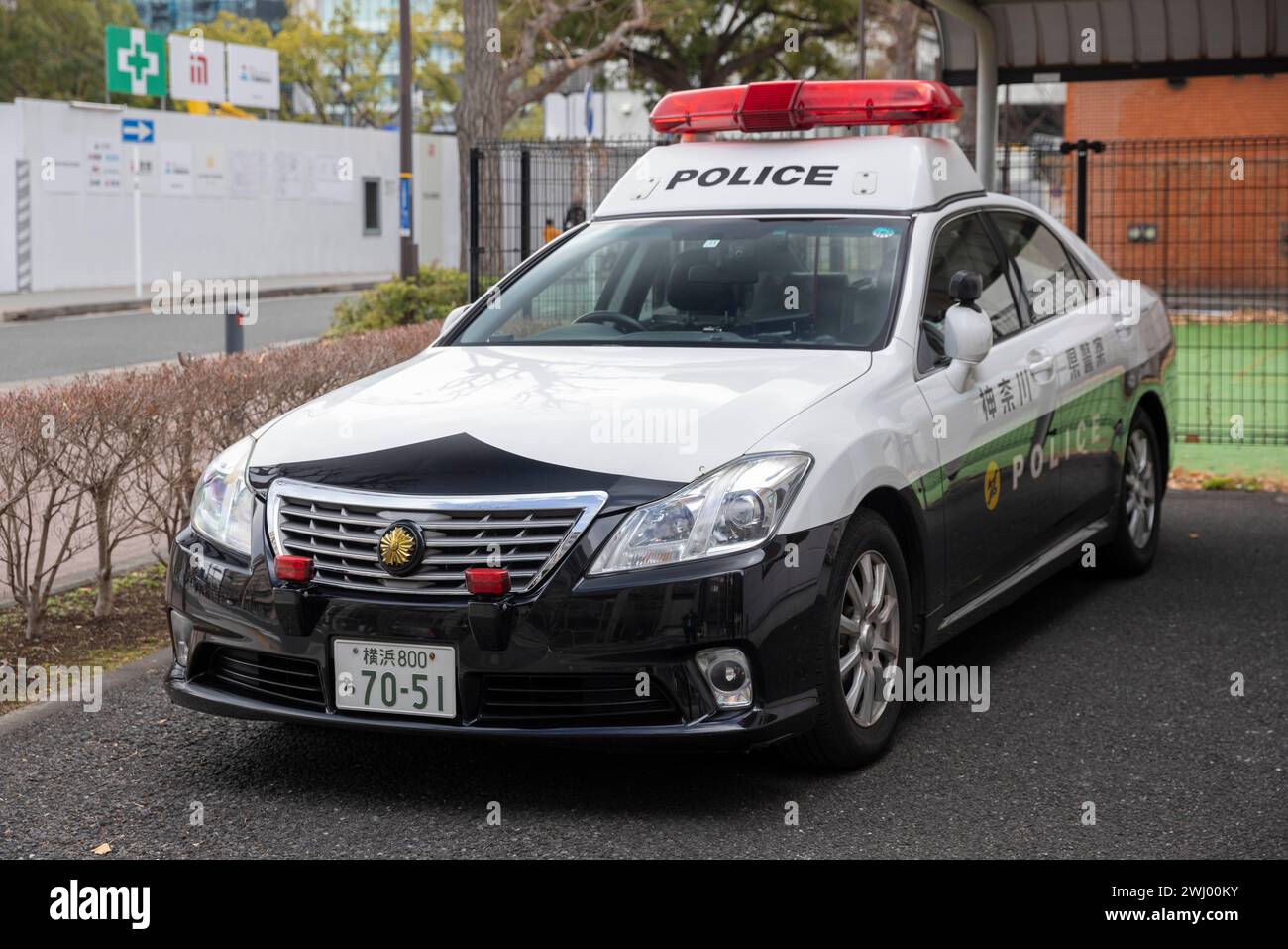Yokohama, Giappone. 11 febbraio 2024. Un'auto della polizia vista alla cabina della polizia giapponese, nota anche come "Koban" a Kannai, Yokohama. Credito: SOPA Images Limited/Alamy Live News Foto Stock