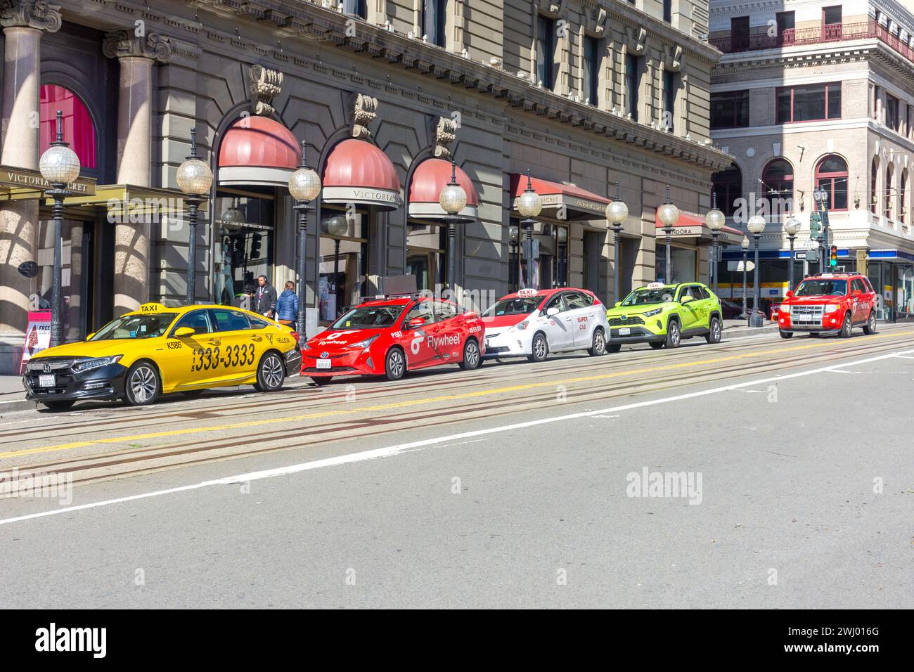Taxi colorati parcheggiati fuori dal Westin St Francis Hotel, Powell Street, Union Square, San Francisco, California, Stati Uniti Foto Stock