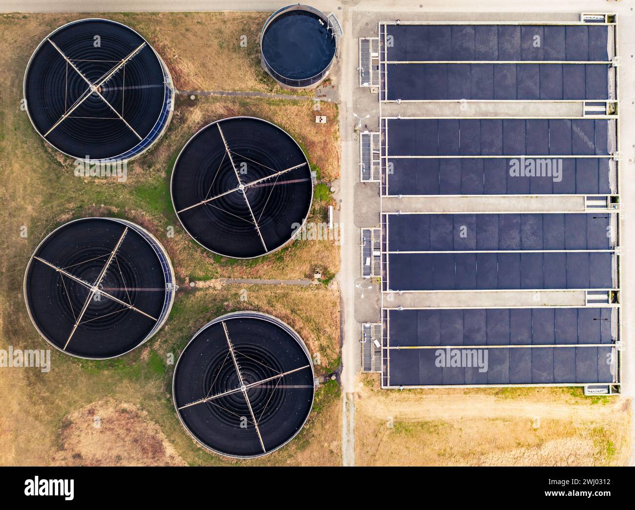 Vista dall'alto dell'impianto di trattamento delle acque reflue di grandi serbatoi per la filtrazione e la purificazione dell'acqua. Foto Stock