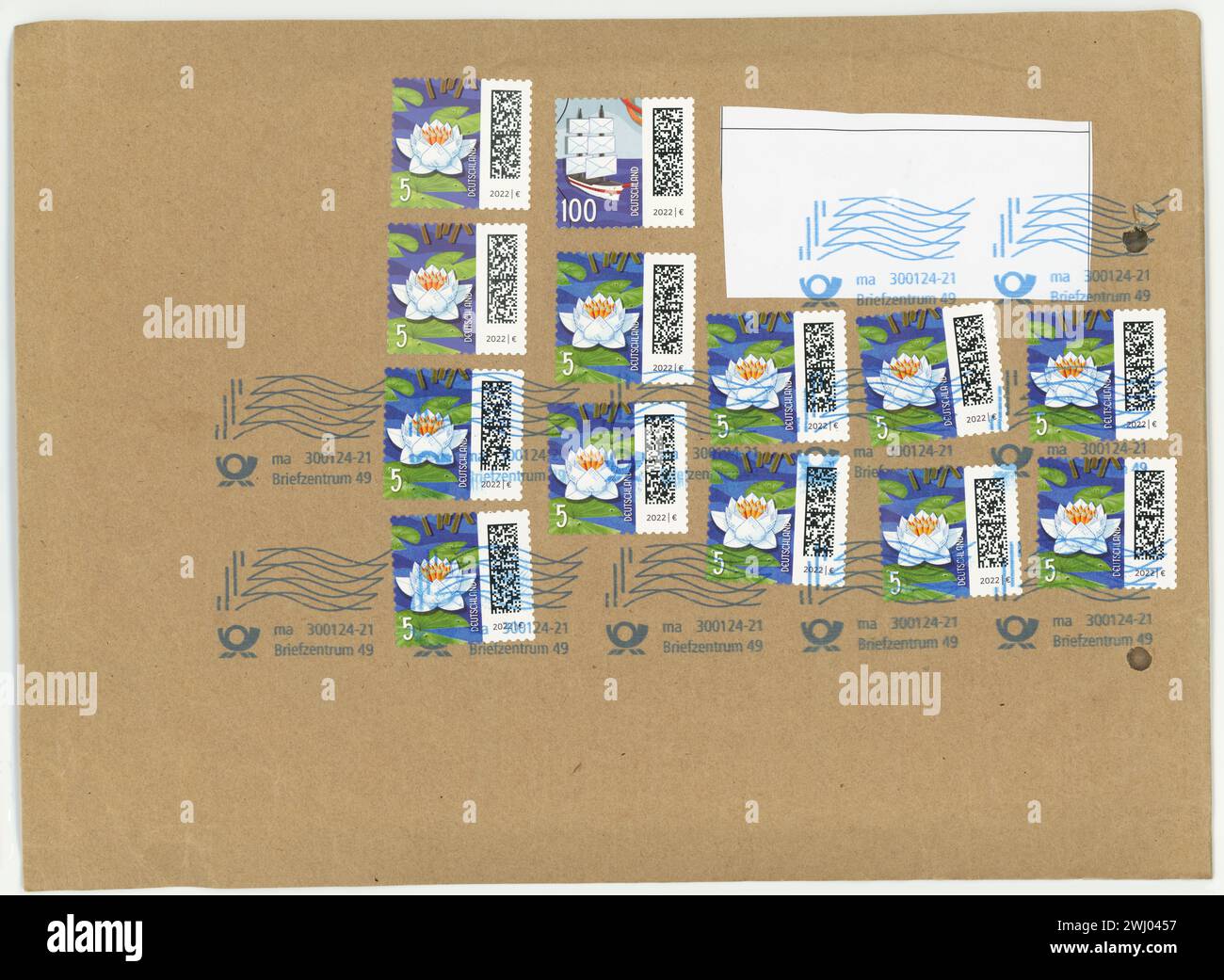 Itterbeck, Germania - 4 feb 2024 busta di bolla con qualcosa di speciale: Molti francobolli tedeschi. Questi sono a malapena usati qui al giorno d'oggi. Foto Stock