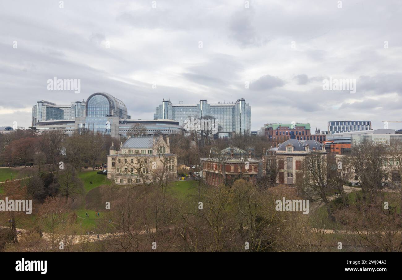 La vista laterale dei parchi primaverili sull'edificio del Parlamento europeo Foto Stock