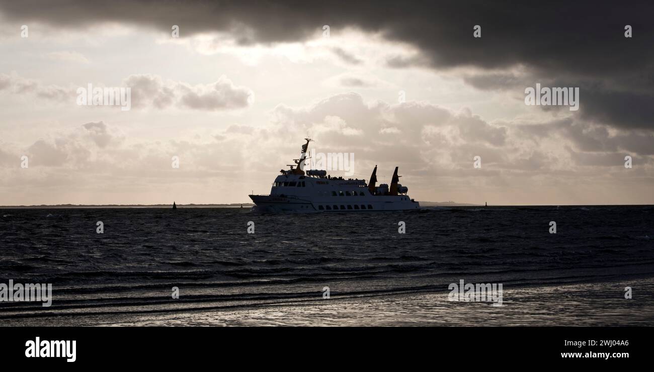 Nave da resort sul mare Frisia XI in condizioni meteorologiche avverse al largo dell'isola Frisone orientale di Norderney, Germania, Europa Foto Stock