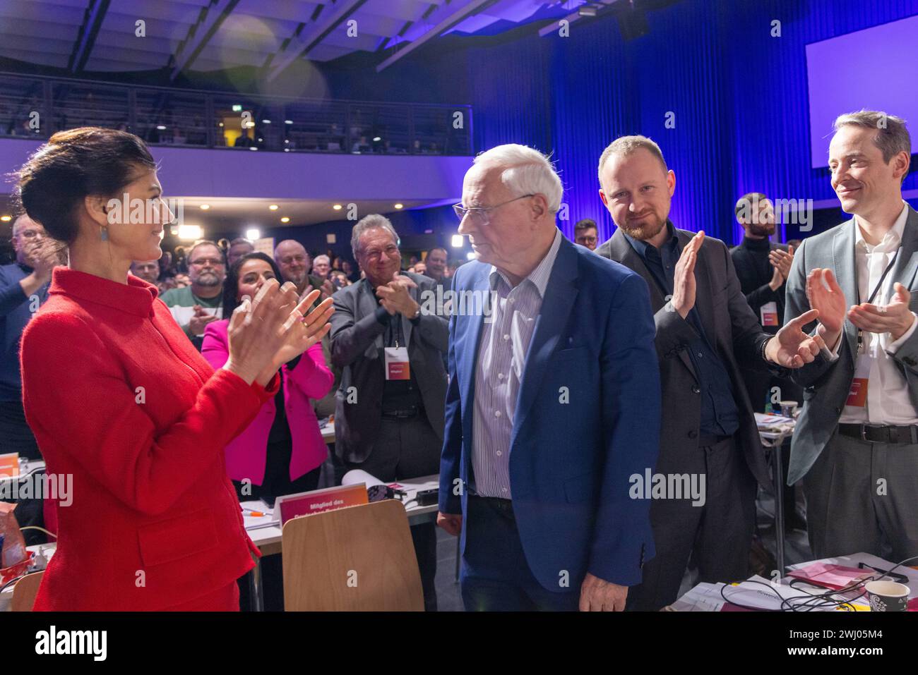 Erster BSW-Parteitag a Berlino Berlino Berlino, Germania - 27. Gennaio 2024: Sahra Wagenknecht gratuliert ihrem Ehemanns, Oskar Lafontaine, zu seiner gehaltenen Rede auf dem ersten BSW-Parteitag a Berlino. Die Partei Bündnis Sahra Wagenknecht BSW wurde im Januar 2024 unter anderem von Sahra Wagenknecht und weiteren ehemaligen Parteimitgliedern der Partei die Linke gegründet. Berlino Foto Stock