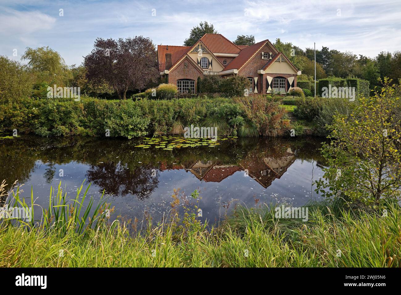 Casa sul canale Grossefehn ovest, Grossefehn, Frisia orientale, bassa Sassonia, Germania, Europa Foto Stock