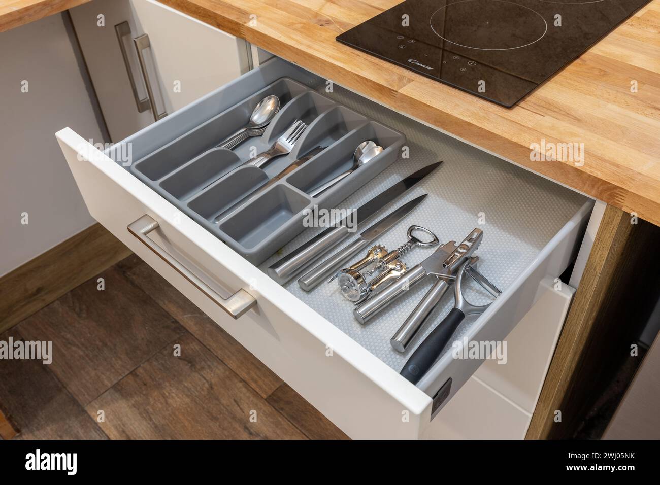 Cassettiera da cucina in legno, porta-utensili con un semplice set di utensili da cucina, dettagli mobili. Foto Stock