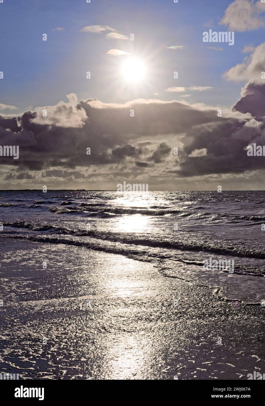 Frange le inondazioni nel paesaggio pianeggiante fangoso con nuvole spettacolari, Mare del Nord, Norderney, Germania, Europa Foto Stock