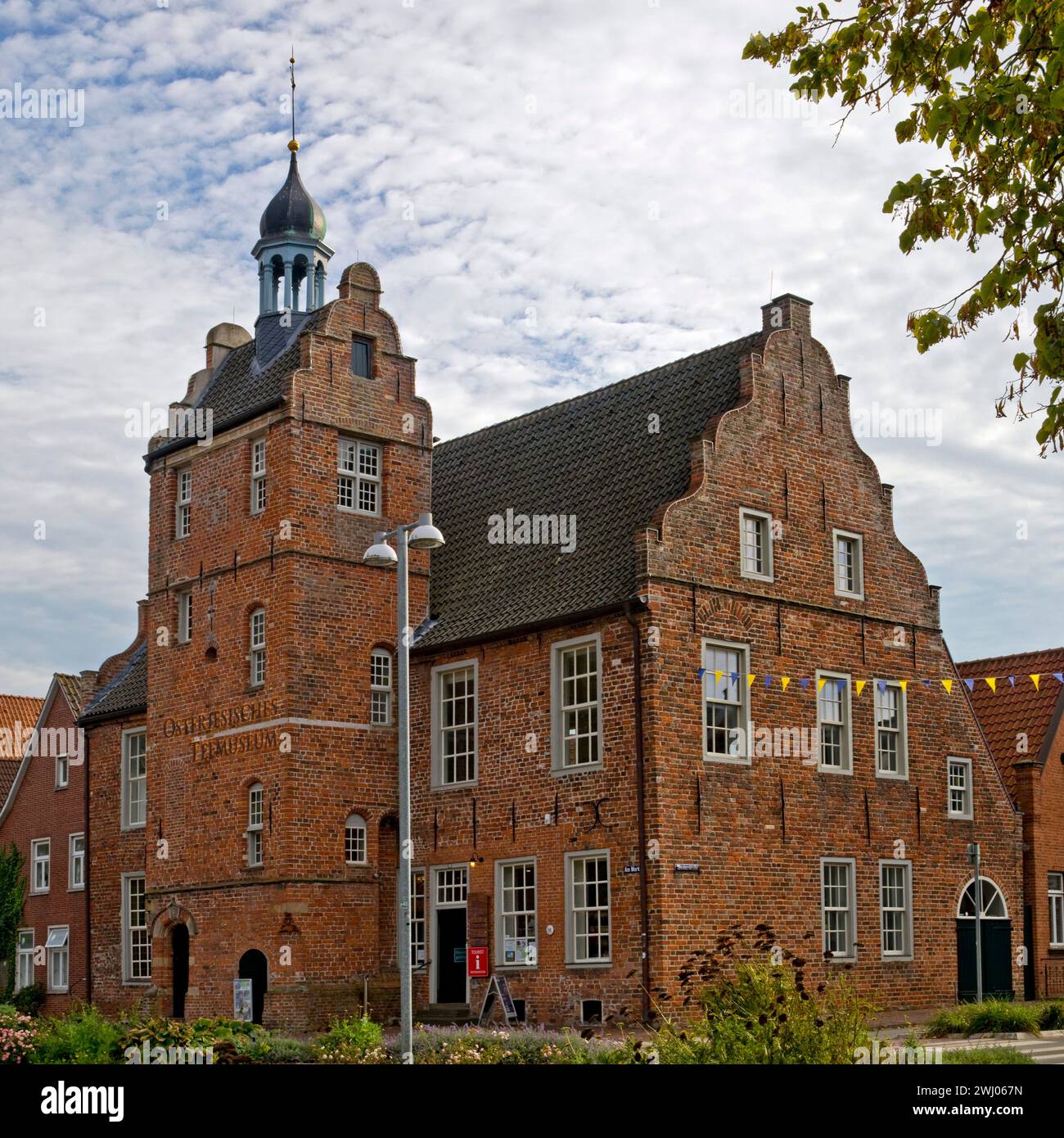 Vecchio municipio con museo di storia locale e museo del tè della Frisona orientale, Norden, Frisia orientale, Germania Foto Stock