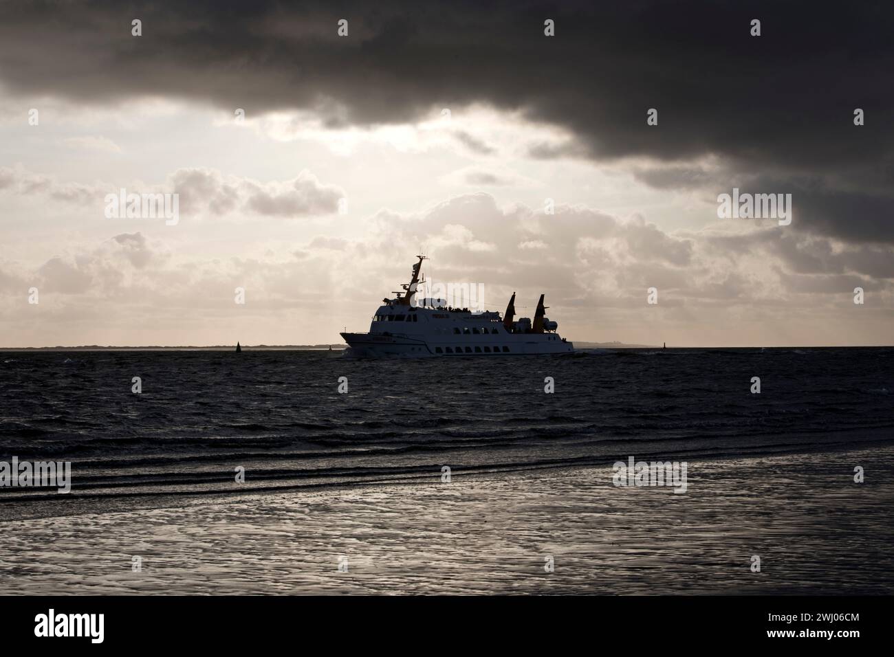 Nave da resort sul mare Frisia XI in condizioni meteorologiche avverse al largo dell'isola Frisone orientale di Norderney, Germania, Europa Foto Stock