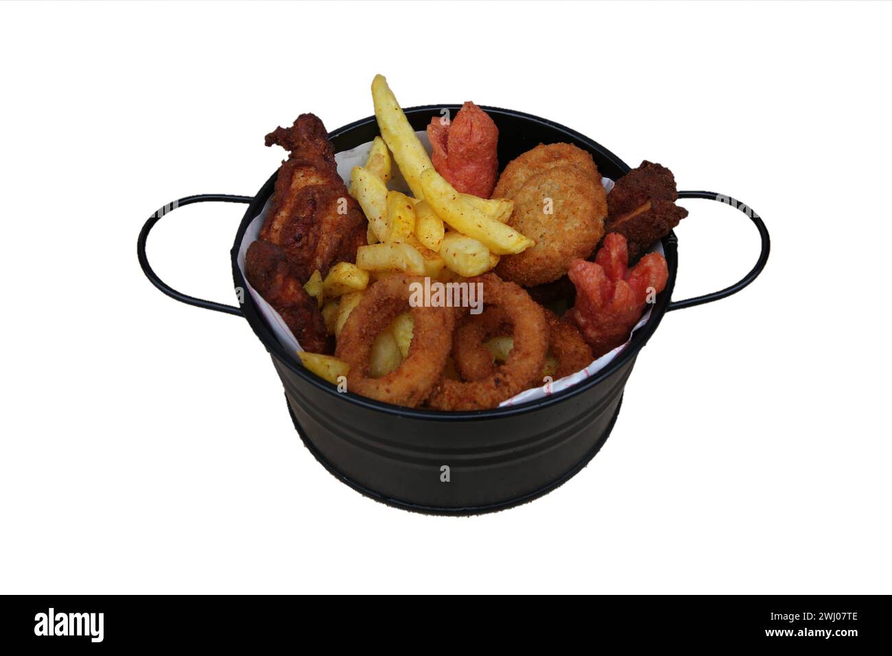 piatto di spuntini, patatine fritte, anelli di cipolla, cosce di pollo, ali di pollo e salsiccia Foto Stock