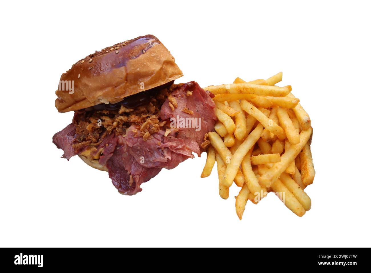 hamburger con pancetta e patatine fritte, isolato su sfondo bianco Foto Stock