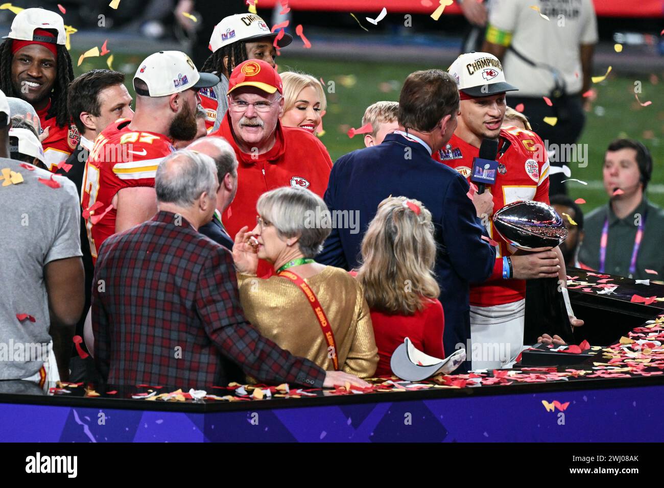 Il tight end dei Kansas City Chiefs Travis Kelce, il capo allenatore Andy Reid e il quarterback Patrick Mahomes festeggiano sul podio con il Vince Lombardo Trophy dopo la vittoria del Super Bowl LVIII contro i San Francisco 49ers all'Allegiant Stadium di Las Vegas, Nevada, USA. Data foto: Domenica 11 febbraio 2024. Foto Stock