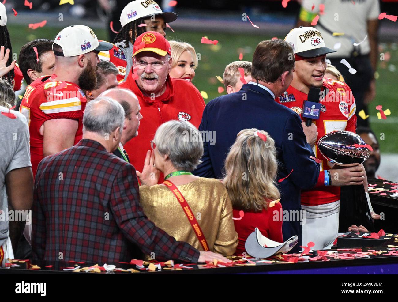 Il tight end dei Kansas City Chiefs Travis Kelce, il capo allenatore Andy Reid e il quarterback Patrick Mahomes festeggiano sul podio con il Vince Lombardo Trophy dopo la vittoria del Super Bowl LVIII contro i San Francisco 49ers all'Allegiant Stadium di Las Vegas, Nevada, USA. Data foto: Domenica 11 febbraio 2024. Foto Stock