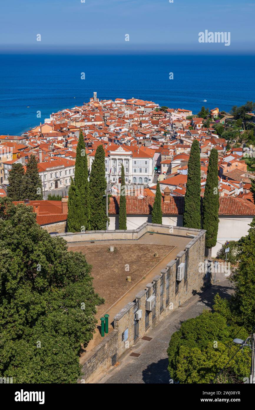 Centro storico di Pirano in Slovenia. Ammira i tetti di tegole rosse delle case tradizionali sulla costa adriatica nella regione slovena dell'Istria. Foto Stock
