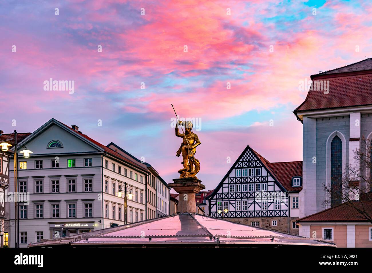 Der Goldene Stadtheilige Sankt Georg auf dem Georgsbrunnen am Marktplatz Eisenach, Thüringen, Deutschland | Statua color oro dell'uccisione di San Giorgio Foto Stock