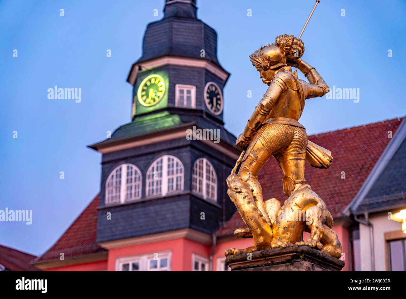 Der Goldene Stadtheilige Sankt Georg auf dem Georgsbrunnen und das Rathaus am Marktplatz Eisenach, Thüringen, Deutschland | Statua color oro di S. Foto Stock