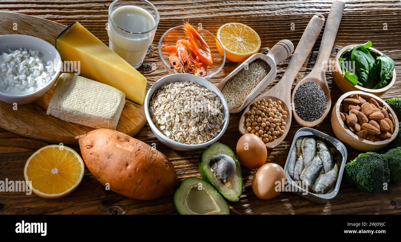 Composizione con prodotti alimentari ricchi di calcio. Foto Stock