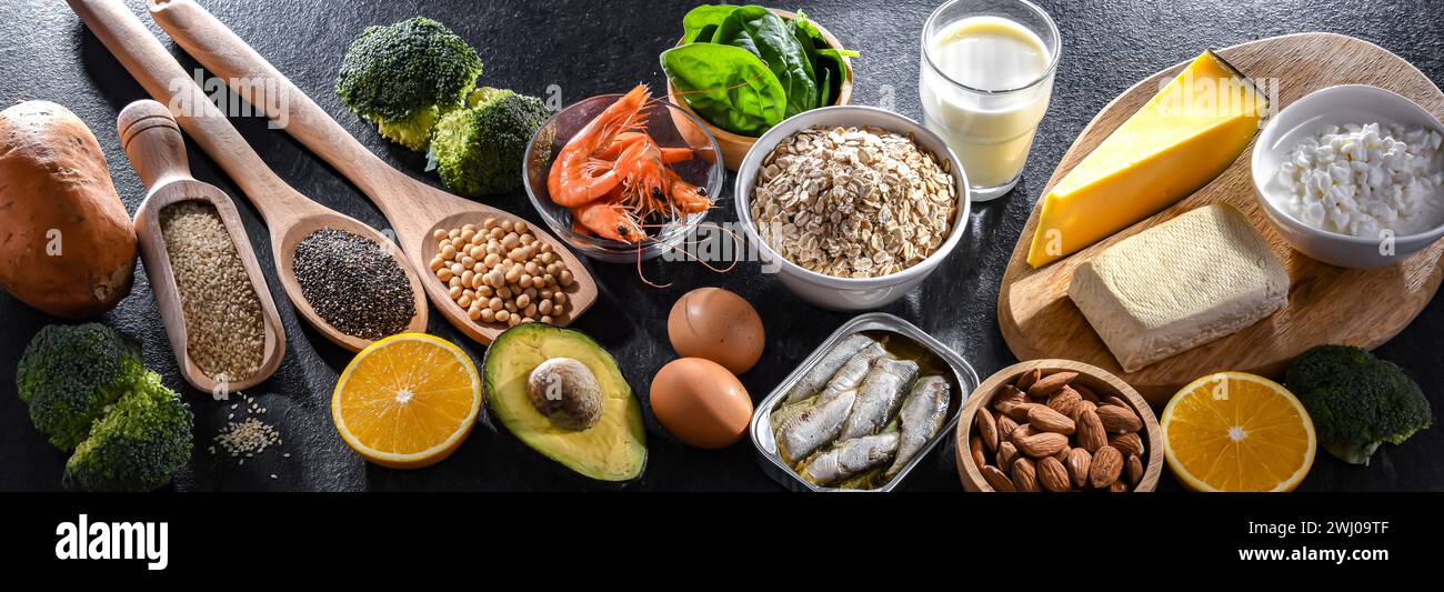 Composizione con prodotti alimentari ricchi di calcio. Foto Stock