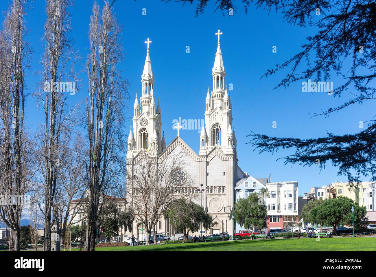 Chiesa dei Santi Pietro e Paolo, Washington Square, North Beach, San Francisco, California, Stati Uniti Foto Stock