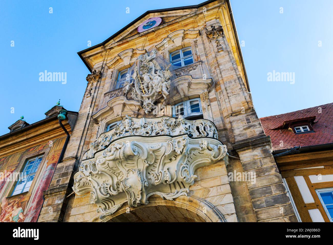 Torre del municipio di Bamberga con balconi e affreschi in stile rococò. Foto Stock