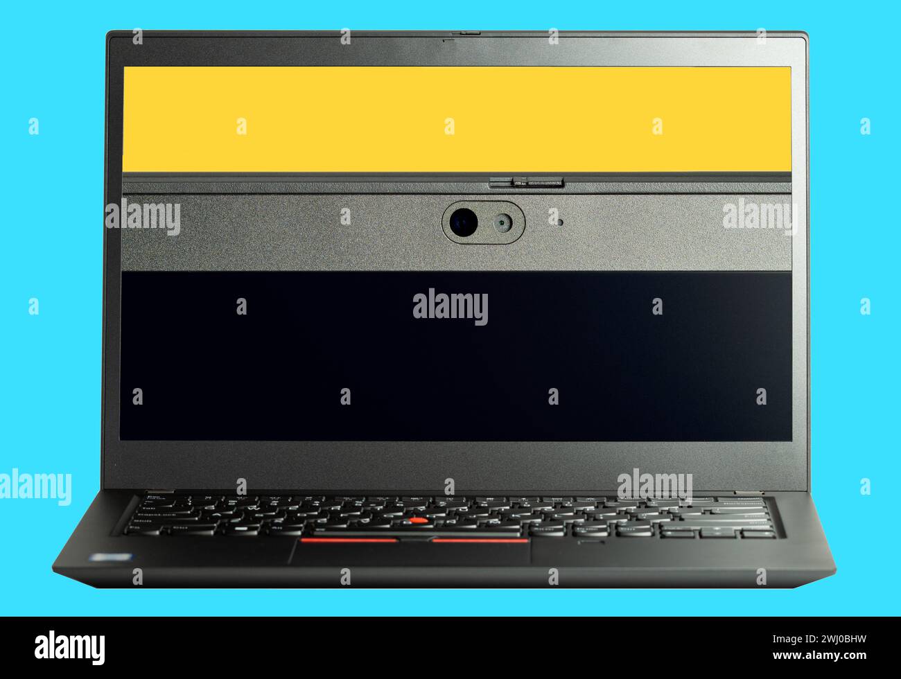 Schermo del notebook isolato su sfondo blu. Parte anteriore di un monitor per computer, obiettivo della fotocamera. Foto Stock