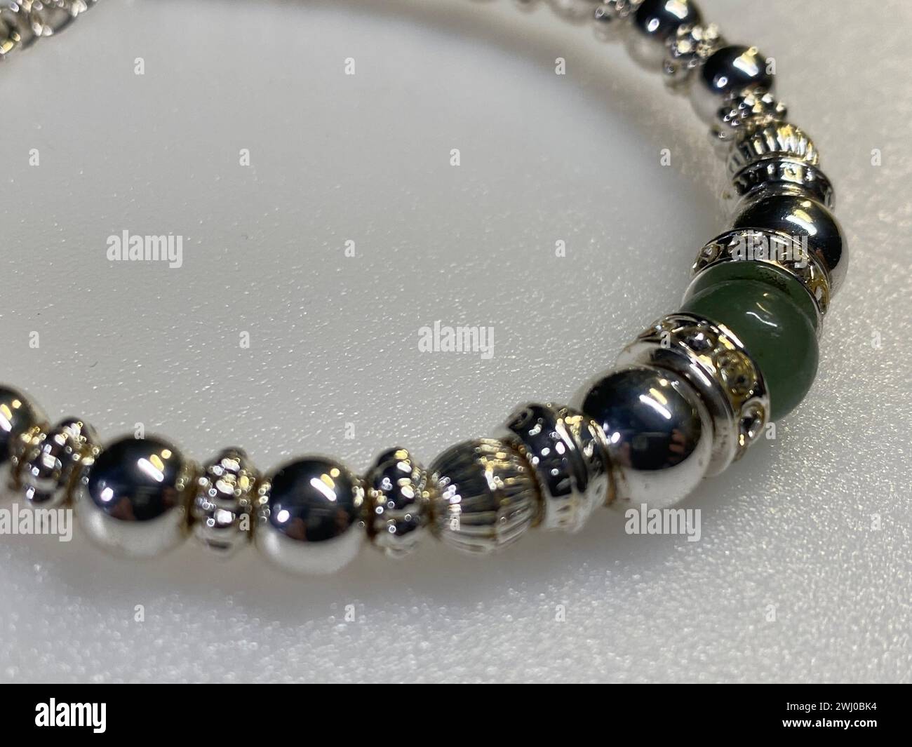 Collana con perline in argento e nero e vivaci dettagli in vetro verde Foto Stock