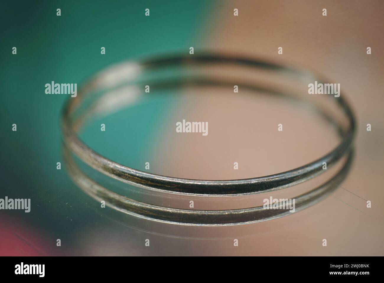 Anello metallico su superficie in vetro Foto Stock