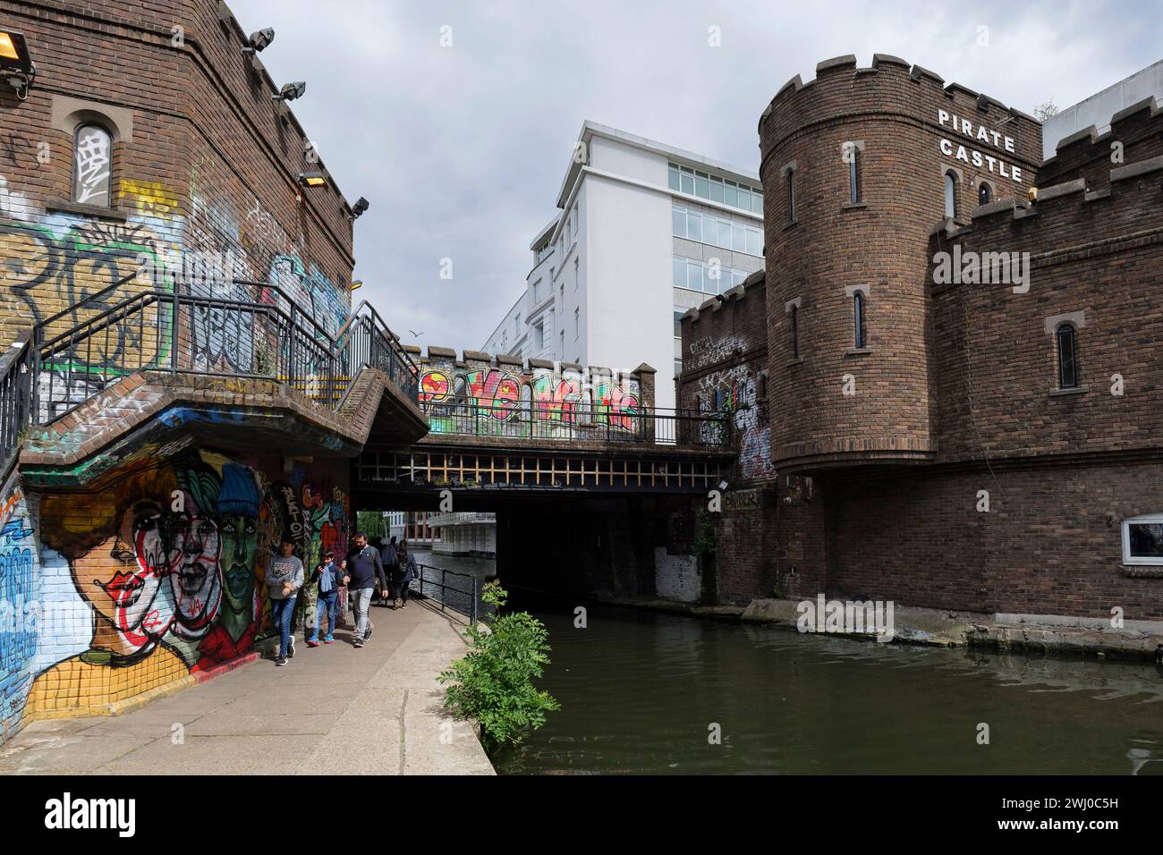 Londra - 29 05 2022: Primo piano del ponte Oval Rd e del Castello dei Pirati lungo il Regent's Canal Foto Stock