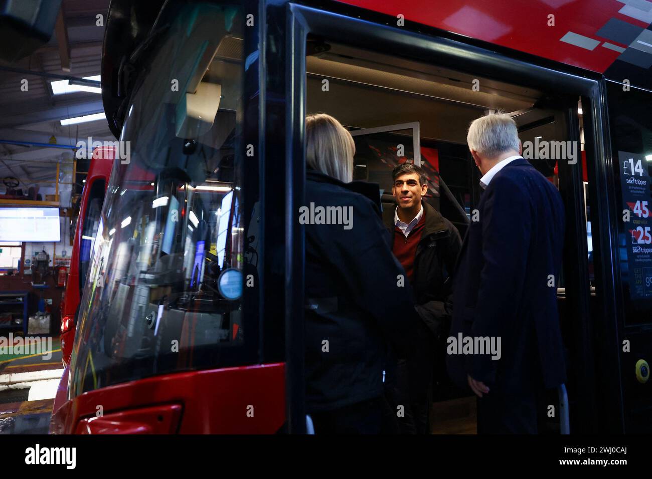 Il primo Ministro Rishi Sunak durante una visita ad un deposito di autobus ad Harrogate, nel North Yorkshire. Data foto: Lunedì 12 febbraio 2024. Foto Stock